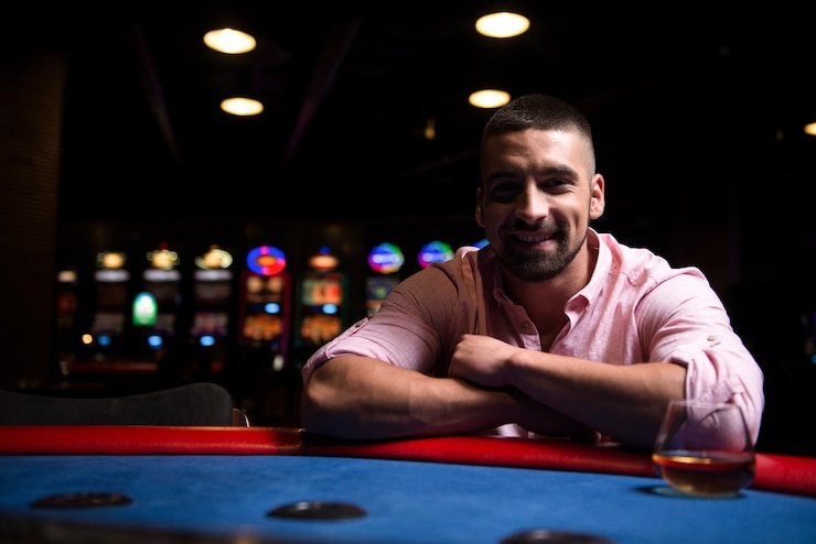 Antarmuka aplikasi live casino menampilkan meja Caribbean Stud Poker dengan statistik pemain dan riwayat taruhan